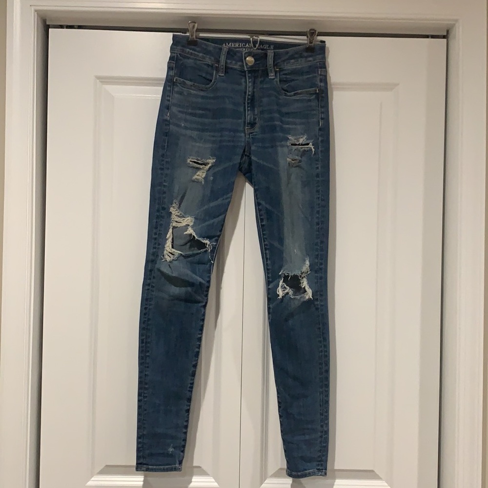 Distressed Hi-Rise Jegging
